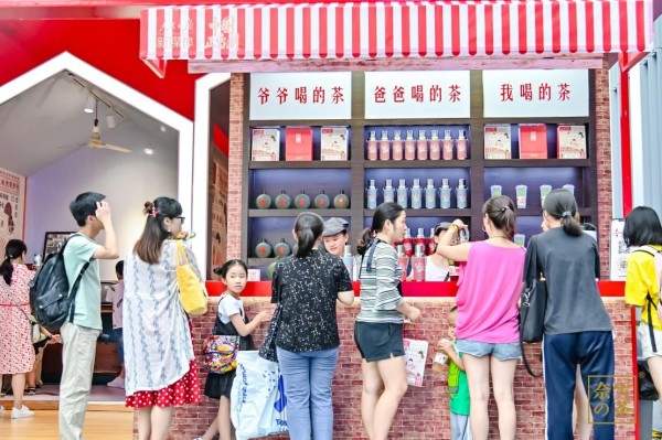 国潮来袭|“开挂”的奈雪的茶如何引领茶饮新国风？